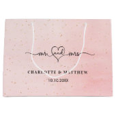 Huwelijksmiddel: de heer mrs hartscript gooit roze groot cadeauzakje (Voorkant)