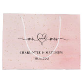 Huwelijksmiddel: de heer mrs hartscript gooit roze groot cadeauzakje (Achterkant)