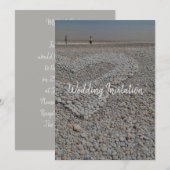Huwelijksuitnodiging strand hart kiezel ontwerp kaart (Voorkant / Achterkant)