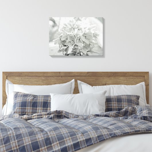 Hydrangea bloem in zwart en wit - meestal wit canvas afdruk (Insitu (Slaapkamer))