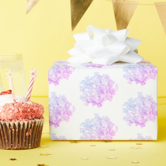 Hydrangea bloesems op wit cadeaupapier (Verjaardagsfeest)