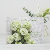 hydrangeas blancs sur invitation de douche de mari (Debout devant)