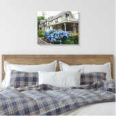 Hydrangeas op de binnenplaats van Martha Canvas Afdruk (Insitu (Slaapkamer))