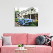 Hydrangeas op de binnenplaats van Martha Canvas Afdruk (Insitu (Woonkamer))