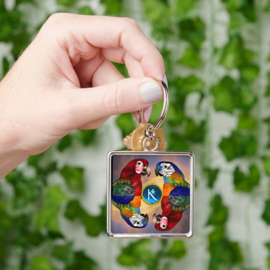HYPER PARROTS/RED EN BLAUWE ARA GEMSTONE MONOGRAM SLEUTELHANGER (Hand)