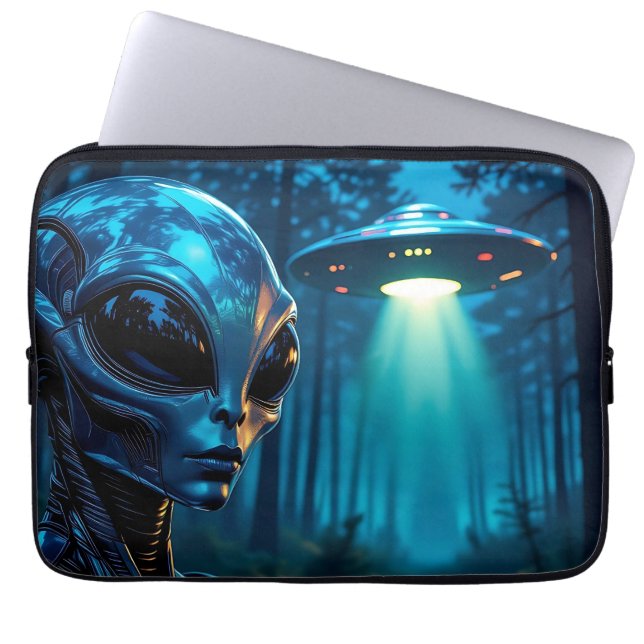 Hyper Realistic Alien en UFO in het bos Laptop Sleeve (Voorkant)