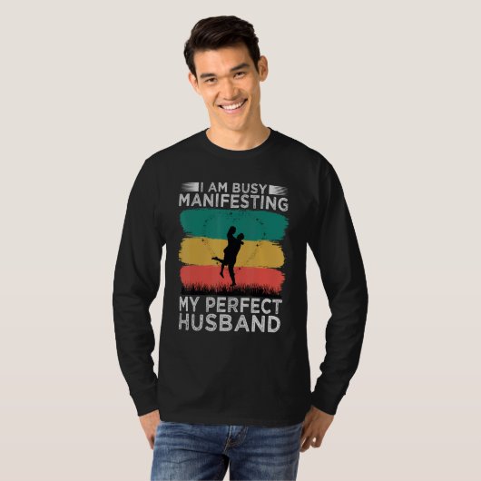 I Am Busy Manifesting My Perfect Husband Relatio T-shirt (Voorkant volledig)