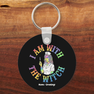  I Am With The Witch Retro Medical Nurse Graphic Sleutelhanger