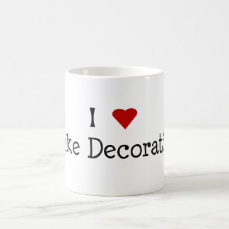 I gâteau de coeur décorant la tasse
