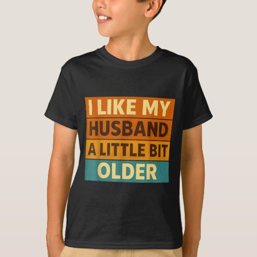 I Like My Husband A Little Bit Older Funny Saying T-shirt (Voorkant)