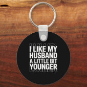 I Like My Husband A Little Bit Younger Funny Sayin Sleutelhanger (Voorkant)