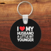 I Like My Husband A Little Bit Younger Funny Sayin Sleutelhanger (Voorkant)