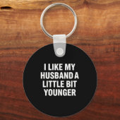 I Like My Husband A Little Bit Younger Funny Sayin Sleutelhanger (Voorkant)