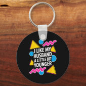 I Like My Husband A Little Bit Younger Funny Sayin Sleutelhanger (Voorkant)