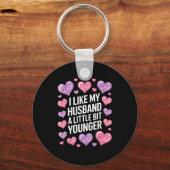 I Like My Husband A Little Bit Younger Funny Sayin Sleutelhanger (Voorkant)