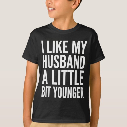 I Like My Husband Little Bit Younger Funny Present T-shirt (Voorkant)