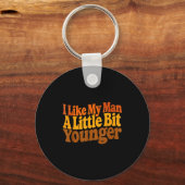 I Like My Man A Little Bit Younger Funny Romantic Sleutelhanger (Voorkant)