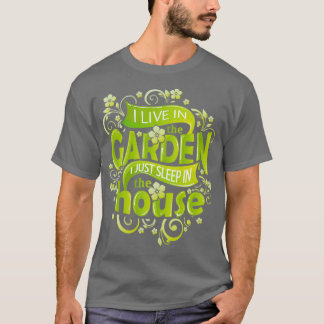 I Live In The Garden I Just Sleep In The House  (2 T-shirt