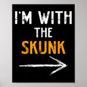 I’m With The Skunk Funny Halloween Matching Couple Poster (Voorkant)