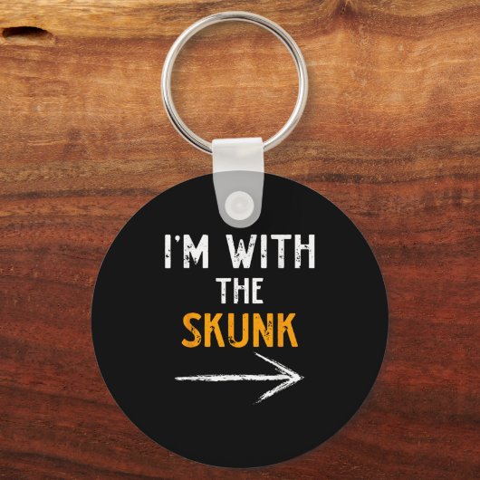 I’m With The Skunk Funny Halloween Matching Couple Sleutelhanger (Voorkant)