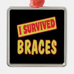 I OVERVIGDE BRACES METALEN ORNAMENT