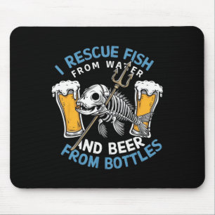 I redt vis uit water en Drink bier uit flessen Muismat