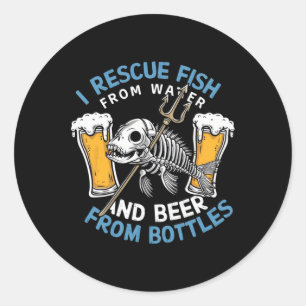 I redt vis uit water en Drink bier uit flessen Ronde Sticker