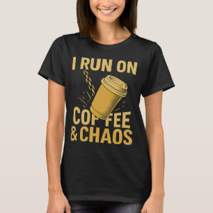 I Run On Coffee & Chaos beroemd gemaakt door Coffe T-shirt