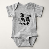 I STILL LIVE WITH MY PARENTS BABY BODYSUITE ROMPER (Voorkant)