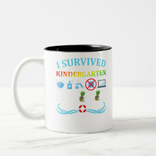 I Survived Kindergarten Class Of 2021 Graduation Q Tweekleurige Koffiemok