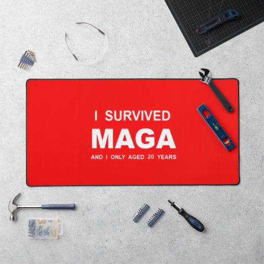 I Survived MAGA  Bureaumat (Werkstation)