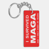 I Survived MAGA Sleutelhanger (Voorkant Links)