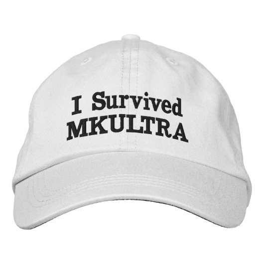"I Survived MKULTRA" Geborduurde Pet (Voorkant)