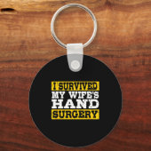 I Survived My Wife's Hand Surgery Funny Recovery  Sleutelhanger (Voorkant)