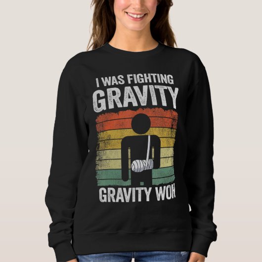 I Was Fighting Gravity Gravity Won Broken Hand Bro Trui (Voorkant)