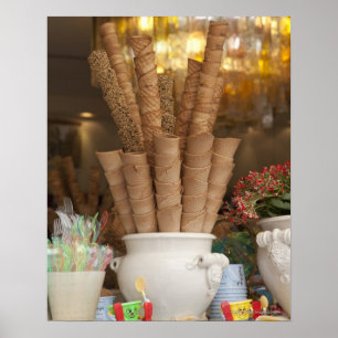 Ice roomgelato-cons in het display van het winkelv poster