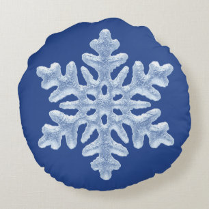 Icy Frozen Kerstsnowflake op Deep Blue Rond Kussen