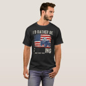 I'd Rather Be Farming Distressed American Flag Fun T-shirt (Voorkant volledig)