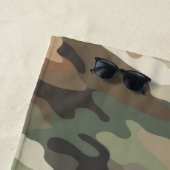 Idée cadeau serviette de plage camouflage aventure (En situation)