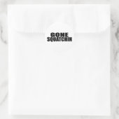 IDENTIEK AAN BOBO'S *ORIGINAL* GONE SQUATCHIN RONDE STICKER (Tas)