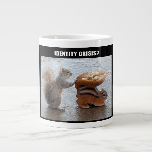 Identiteitscrisis? Funny Squirrel Meme Mok. Extra Grote Mok (Voorkant)
