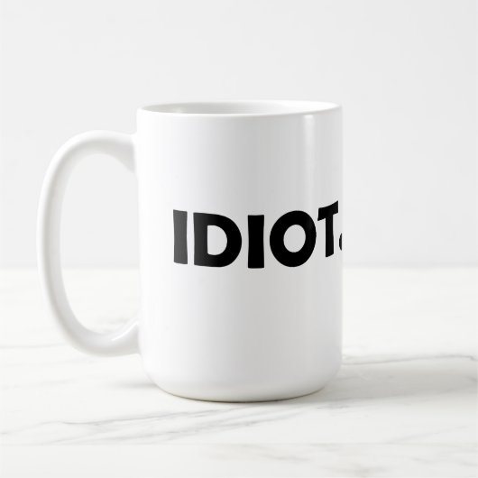 Idioot. Grappig ontwerp Koffiemok (Links)