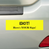 IDIOT, hier is je teken! Bumpersticker (Op auto)