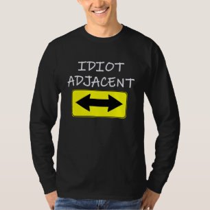 Idiot in de buurt, ik ben met stoute Sarcasm T-shirt