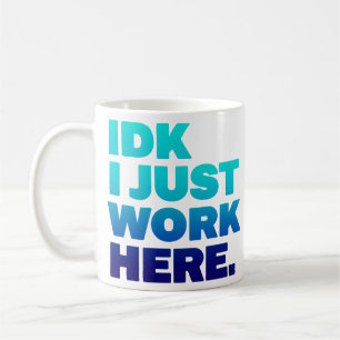 IDK Ik werk hier gewoon Mok - Grappig Kantoor cade