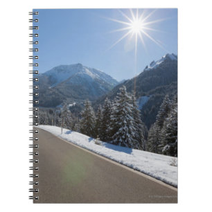 Idyllische lege weg door een winterlandschap, 2 notitieboek