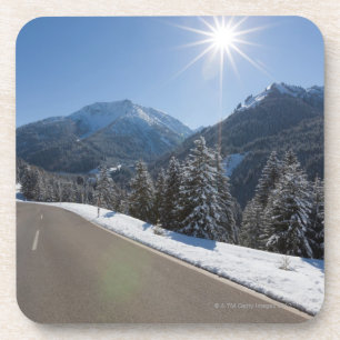 Idyllische lege weg door een winterlandschap, 2 onderzetter
