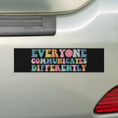 Iedereen communiceert verschillend Autisme Bewust Bumpersticker (Op auto)