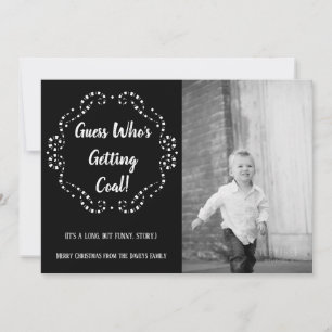 Iemand krijgt steenkool Kerstvlakke Kaart