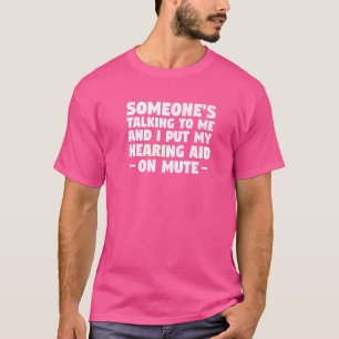 Iemand praat met mij en ik zet mijn gehoorapparaat t-shirt